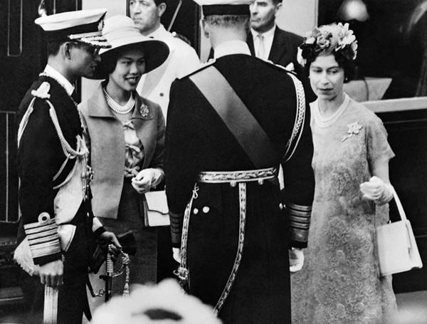 (FILES) This file photo taken on July 1, 1960 shows Thai Queen Sirikit (2nd L) and King Bhumibol Adulyadej (L) being greeted by Britain's Queen Elizabeth II (R) and Prince Philip, Duke of Edinburgh, upon their arrival in London.  Thailand's King Bhumibol Adulyadej has died after a long illness, the palace announced on October 13, 2016, ending a remarkable seven-decade reign and leaving a divided people bereft of a towering and rare figure of unity. / AFP PHOTO / CENTRAL PRESS / STR