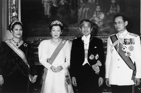 (FILES) This file photo taken on September 25, 1991 shows visiting Japanese Emperor Akihito (2nd R) and Empress Michiko (2nd L) posing with Thai King Bhumibol Adulyadej (R) and Queen Sirikit at the Grand Palace in Bangkok. Thailand's King Bhumibol Adulyadej has died after a long illness, the palace announced on October 13, 2016, ending a remarkable seven-decade reign and leaving a divided people bereft of a towering and rare figure of unity. / AFP PHOTO / JIJI PRESS / JAPAN POOL /  - Japan OUT