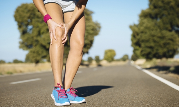Female runner knee injury and pain.